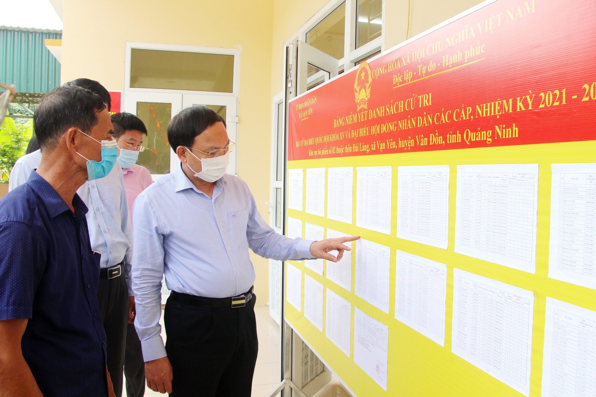 Đồng chí Nguyễn Xuân Ký, Ủy viên Trung ương Đảng, Bí thư Tỉnh ủy, Chủ tịch HĐND tỉnh kiểm tra niêm yết danh sách cử tri tại khu vực bỏ phiếu số 2 của xã Vạn Yên.