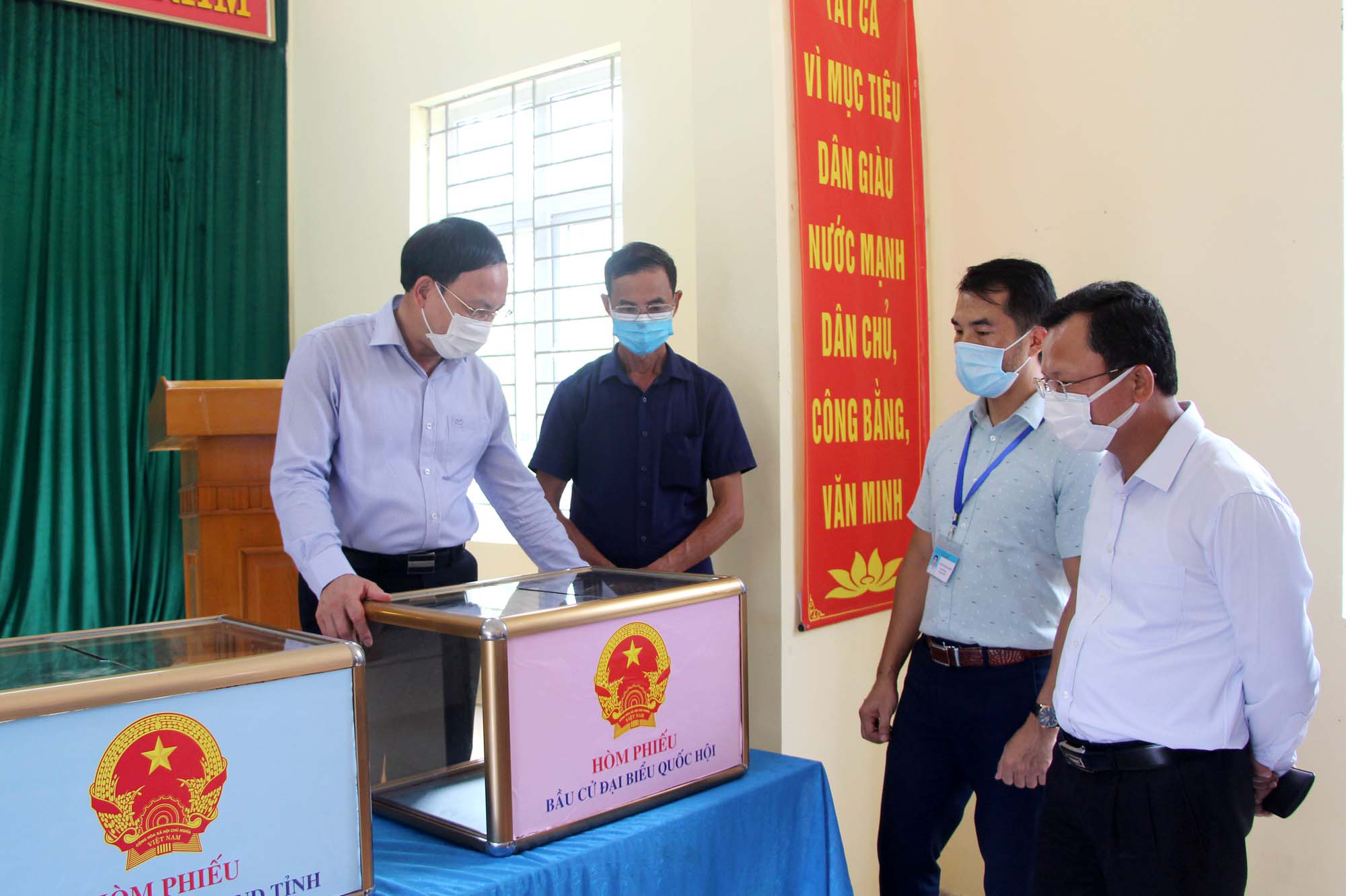 Đồng chí Bí thư Tỉnh ủy, Chủ tịch HĐND tỉnh kiể tra hòm phiếu tại khu vực bỏ phiếu số 2 của xã Vạn Yên.