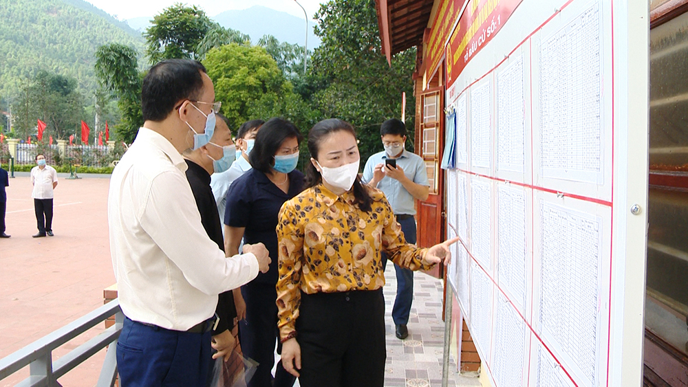 Trưởng Ban Tuyên giáo Tỉnh ủy VI Ngọc Bích kiểm tra công tác chuẩn bị bầu cử tại huyện Bình Liêu.
