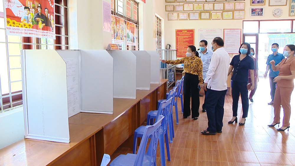 Trưởng Ban Tuyên giáo Tỉnh ủy Vi Ngọc Bích kiểm tra công tác chuẩn bị bầu cử tại huyện Ba Chẽ.