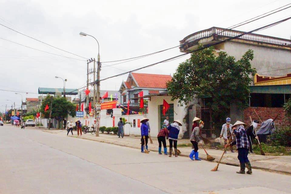 Cán bộ, đoàn viên, hội viên Khối vận xã Bình Khê, TX Đông Triều tích cực tham gia dọn dẹp vệ sinh đảm bảo môi trường xanh-sạch-đẹp hướng tới ngày bầu cử. 