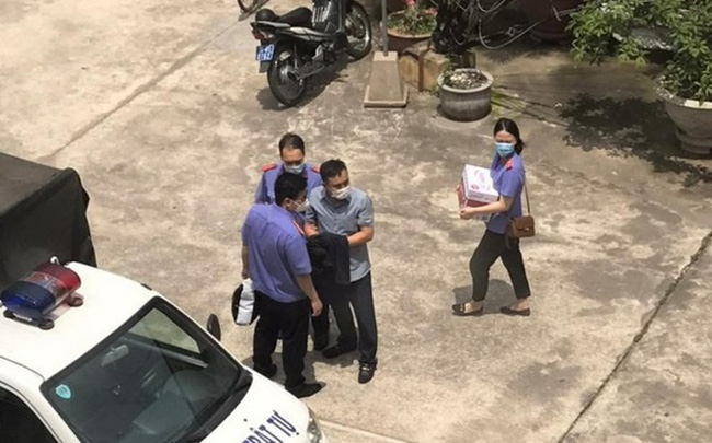 Viện Kiểm sát nhân dân tối cao thực hiện lệnh bắt 3 cán bộ công an quận Đồ Sơn, Hải Phòng vào trưa ngày 11/5 (ảnh CTV Dân trí)