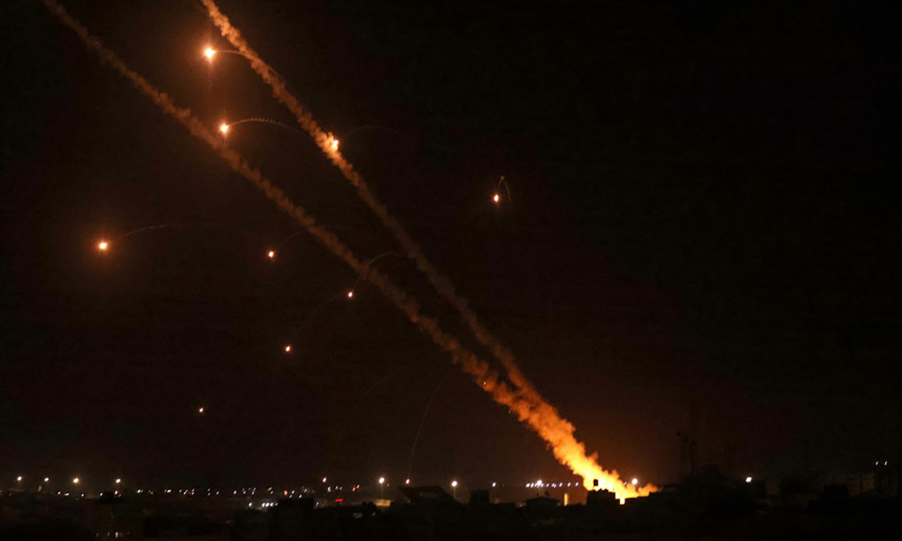 Dân quân Hamas phóng rocket nhằm vào Israel từ Dải Gaza tối 12/5. Ảnh: AFP.