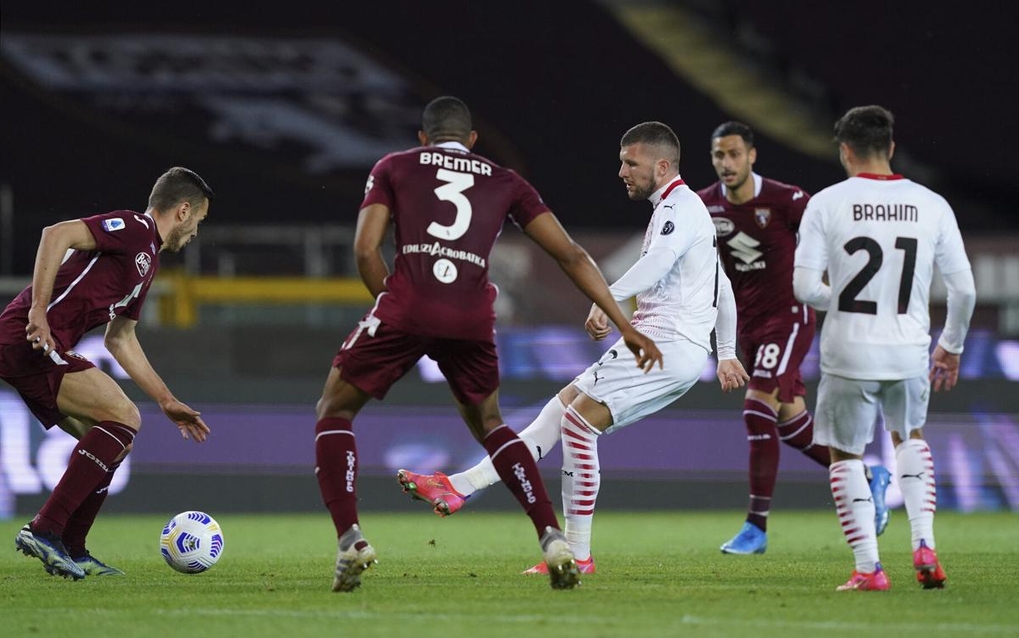 Rebic (trắng) lập hattrick giúp Milan thắng trận thứ ba liên tiếp. Ảnh: AFP.
