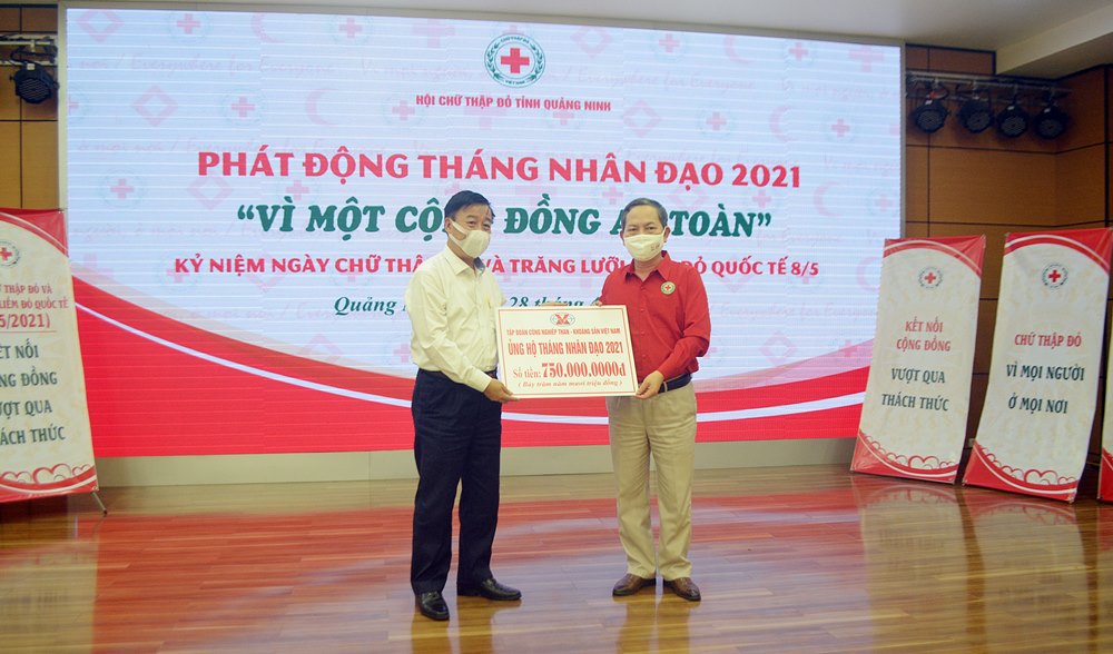 Lãnh đạo Hội CTĐ tỉnh tiếp nhận hỗ trợ của Tập đoàn Công nghiệp Than - Khoáng sản Việt Nam tại Lễ phát động 