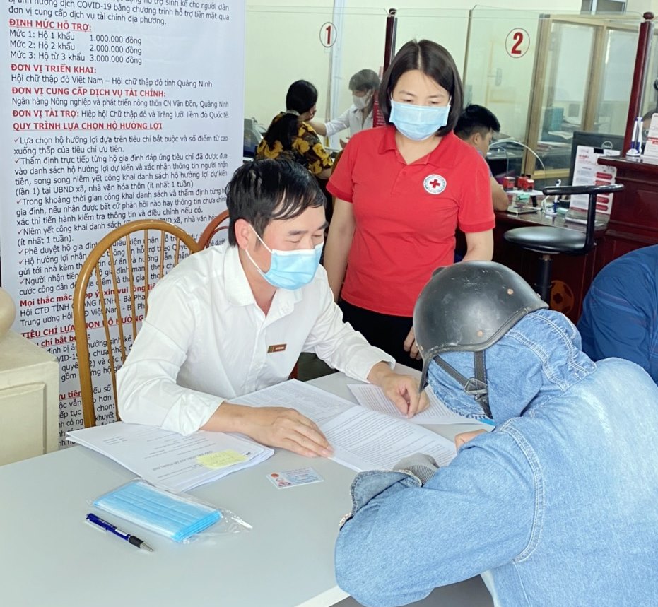 Các hộ dân nằm trong danh sách hỗ trợ đến Ngân hàng Agribank Chi nhánh huyện Vân Đồn để làm thủ tục rút tiền qua tài khoản cuối tháng 4/2021.