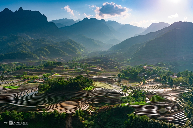 Những khoang ruộng đầy nước đan xen với các khóm mạ non mới cấy Sàng Ma Sáo, ảnh chụp ngày 6/5/2020. Mùa nước đổ ở huyện Bát Xát kéo dài trong tháng 5-6 hàng năm, với những thửa ruộng có thể cấy sớm hoặc muộn tùy theo thời tiết và theo từng khu vực xã, tạo nên các gam màu sắc khác nhau.