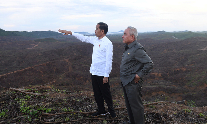 Tổng thống Indonesia Joko Widodo (trái) trong chuyến thăm khu vực được lên kế hoạch trở thành thủ đô mới của đất nước ở tỉnh Đông Kalimantan hồi tháng 12/2019. Ảnh: Reuters.