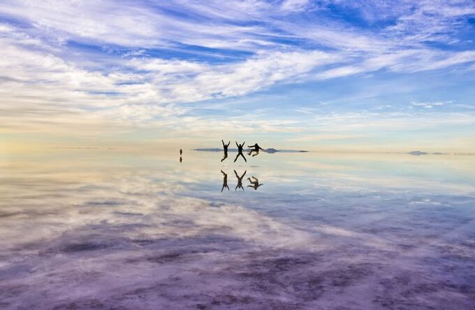 Salar De Uyuni là một trong những sa mạc độc đáo nhất thế giới khi cảnh quan được tạo ra bởi muối. Nơi đây từng là một phần của hồ nước Minchin bao phủ toàn bộ phía tây nam Bolivia vào thời tiền sử. Theo thời gian, nước hồ dần cạn kiệt, để lại cánh đồng muối khổng lồ và hai hồ nhỏ. Sa mạc muối có địa hình bằng phẳng này trải dài hơn 10.500 km2 ở độ cao 3.650 m so với mực nước biển. Mặt trời giúp tăng thêm hiệu ứng kỳ ảo của nơi này. Vào những ngày trời quang đãng, sa mạc muối như một chiếc gương khổng lồ. Ảnh: Shutterstock
