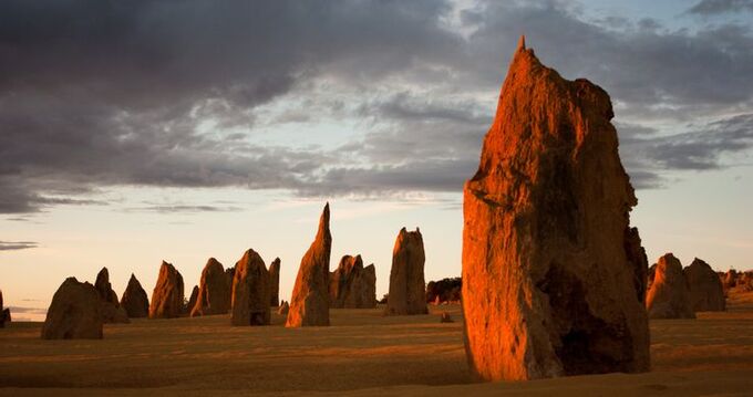 Sa mạc Pinnacles, Australia Pinnacles nằm trong Vườn Quốc gia Namburg, cách thành phố Perth khoảng 200 km về hướng bắc, thuận lợi cho du khách ghé thăm. Tại đây, những thành đá vôi trong hình dạng ngọn tháp hướng lên trời. Cấu trúc này được hình thành cách đây 25.000 - 30.000 năm trước, khi nước biển rút đi. Theo thời gian, những ngọn tháp đá có chiều cao tới 3,5 m dần lộ ra. Ảnh: Shutterstock