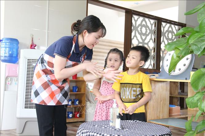 Giáo viên trường Mầm non Quốc tế Trung Kiên hướng dẫn học sinh cách rửa ray đúng cách. Ảnh minh họa: Hoàng Ngà/TTXVN
