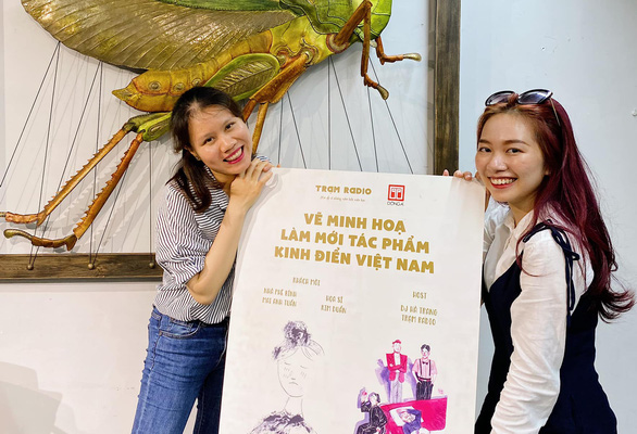 Hà Trang (phải) và Thu Hoài - hai cô gái sáng lập và vận hành Trạm Radio - Ảnh: ĐĂNG THÁM