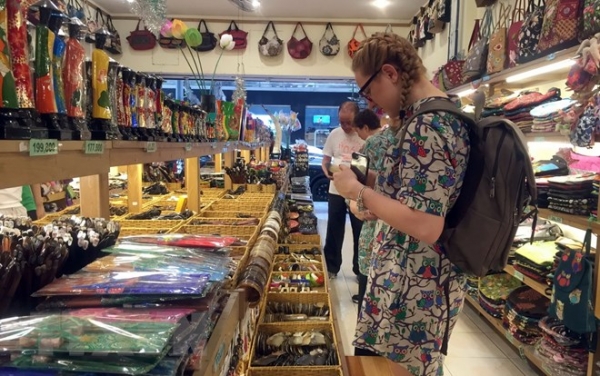 Những điểm du lịch lân cận Souvenir Store Hà Phương: Kết hợp mua sắm và khám phá phố cổ