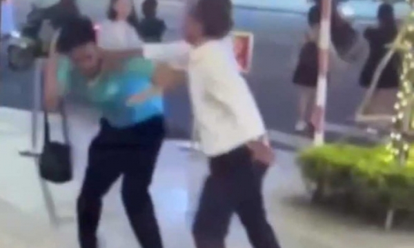 Người đàn ông lớn tuổi dùng điện thoại đánh tài xế taxi giữa đường phố Nha Trang