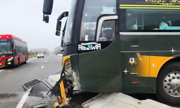 Xe khách mất lái trên cao tốc Cam Lâm - Vĩnh Hảo, giao thông ùn tắc kéo dài - Báo Quảng Ninh