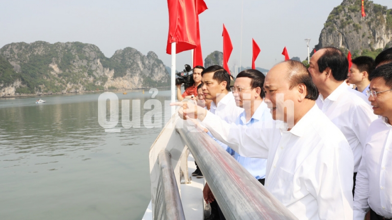 Thủ tướng Chính phủ ngắm Vịnh Hạ Long từ đường Trần Quốc Nghiễn (5-2020). Ảnh: Trung tâm Truyền thông Quảng Ninh