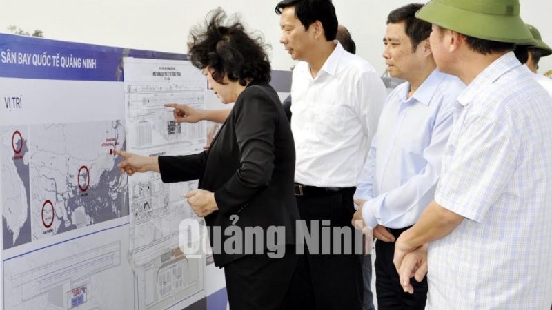 Chủ tịch Quốc hội Nguyễn Thị Kim Ngân và đoàn công tác tìm hiểu các hạng mục đầu tư của Sun Group tại KKT Vân Đồn. Ảnh Hồng Nhung.