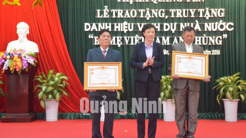 Thừa ủy quyền của Chủ tịch nước, đồng chí Vũ Thị Mai Anh, Trưởng Ban Thi đua Khen thưởng tỉnh truy tặng danh hiệu Bà mẹ VNAH cho thân nhân các Bà mẹ.