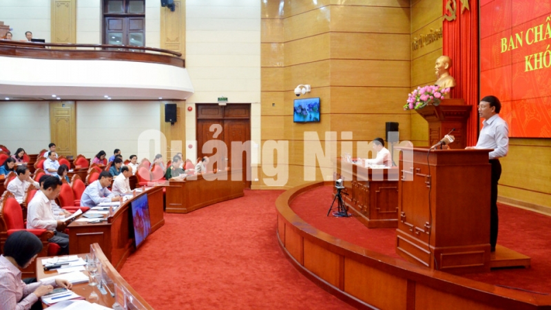 Các đại biểu nghe chủ trương về việc mở rộng địa giới hành chính, không gian phát triển của TP Hạ Long và huyện Hoành Bồ (10-2019). Ảnh: Nguyễn Thanh