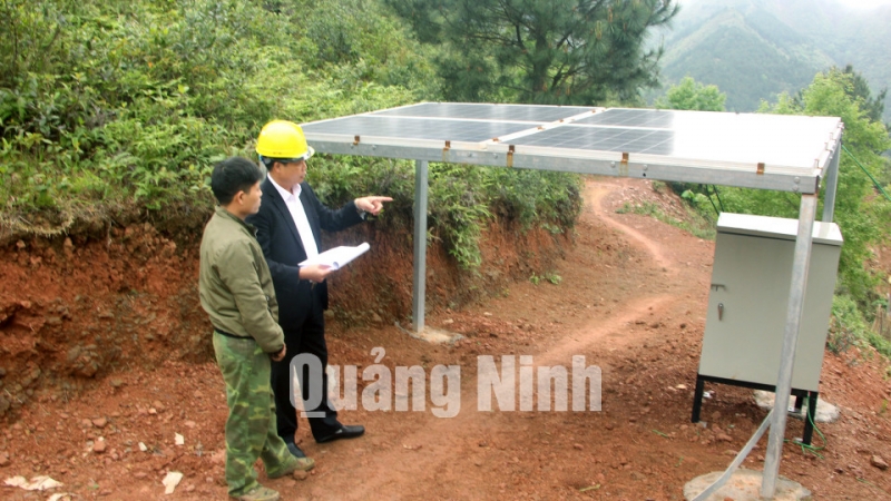 Pin năng lượng mặt trời được lắp đặt để cung cấp điện, phục vụ sinh hoạt hàng ngày của người dân huyện Bình Liêu (3-2019). Ảnh: Minh Đức