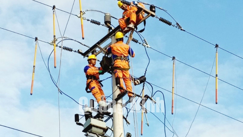 Điện lực Hải Hà cấp điện cho các cụm dân cư thuộc một số thôn, bản của huyện Hải Hà (5-2019). Ảnh: Hữu Việt