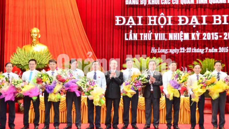 Đồng chí Đào Thanh Lưỡng, Bí thư Đảng ủy Khối các cơ quan tỉnh tặng hoa chia tay các đồng chí không tham gia BCH nhiệm kỳ 2015-2020.