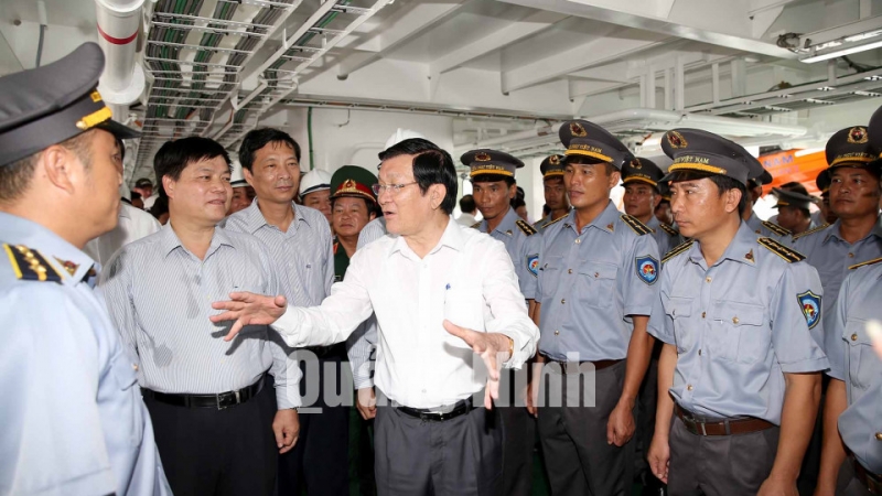 Chủ tịch nước Trương Tấn Sang nói chuyện với cán bộ, công nhân Công ty TNHH MTV Đóng tàu Hạ Long.