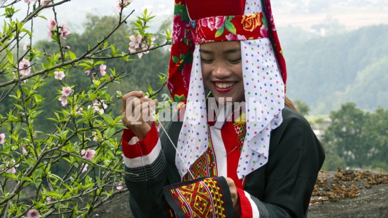Thiếu nữ dân tộc Dao Thanh Phán (Bình Liêu) thêu trang phục truyền thống (3-2021). Ảnh: Dương Phương Đại