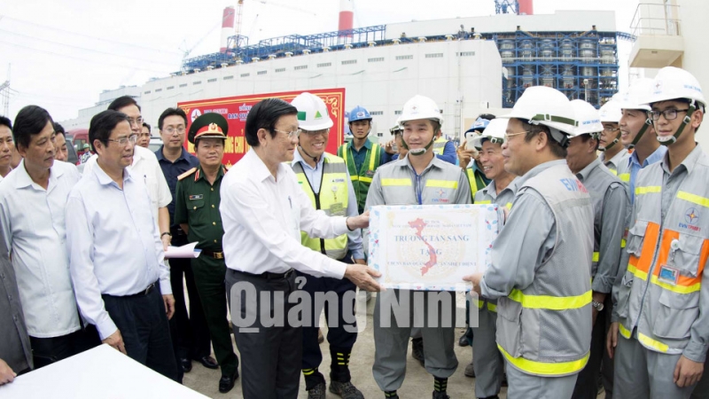 Chủ tịch nước Trương Tấn Sang tặng quà cho công nhân Nhà máy Nhiệt điện Mông Dương.
