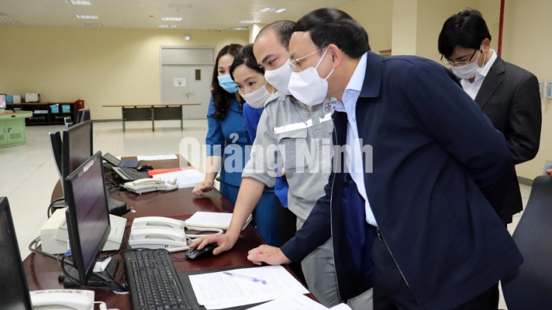 Bí thư Tỉnh ủy Nguyễn Xuân Ký kiểm tra các thông số phát thải ONLINE của nhà máy thông qua màn hình máy tính (2-2021). Ảnh: Đỗ Phương