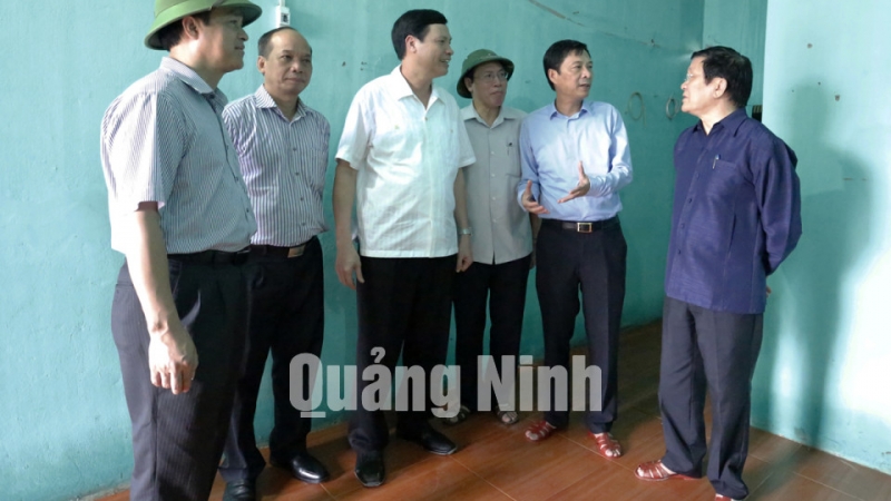 Chủ tịch nước Trương Tấn Sang nghe lãnh đạo tỉnh Quảng Ninh báo cáo công tác chuẩn bị nhà tạm cư cho 94 hộ dân khu 4, phường Mông Dương (TP Cẩm Phả).