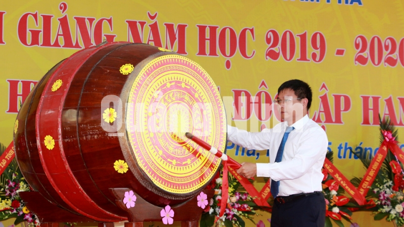 Đồng chí Nguyễn Văn Thắng, Phó Bí thư Tỉnh ủy, Chủ tịch UBND tỉnh, gióng trống khai giảng năm học 2019 tại Trường THPT Cẩm Phả. Ảnh: Mạnh Trường