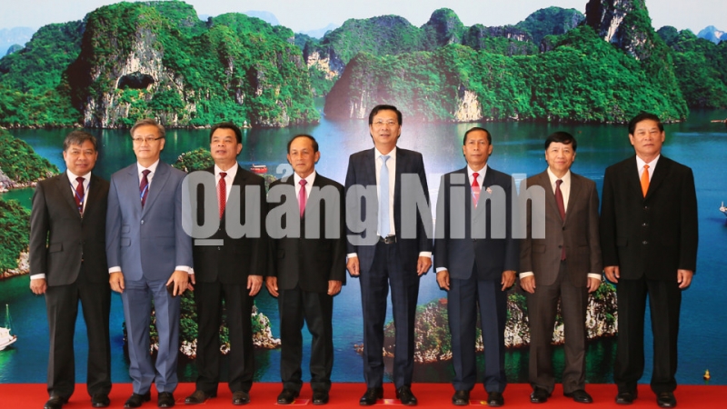 Các đại biểu dự hội đàm chụp ảnh lưu niệm (6-2019). Ảnh: Đỗ Phương