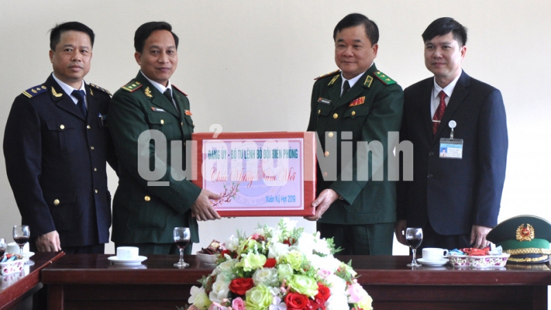 Trung tướng Hoàng Xuân Chiến chúc tết các lực lượng chức năng đang làm nhiệm vụ tại Cửa khẩu Bắc Phong Sinh (6-2-2019). Ảnh: Nguyễn Thanh