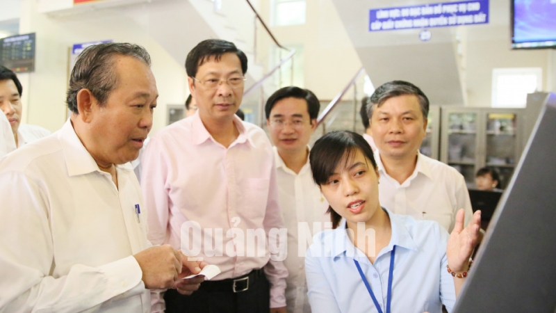Đồng chí Trương Hòa Bình, Ủy viên Bộ Chính trị, Phó Thủ tướng Chính phủ thăm Trung tâm Hành chính công TP Uông Bí.