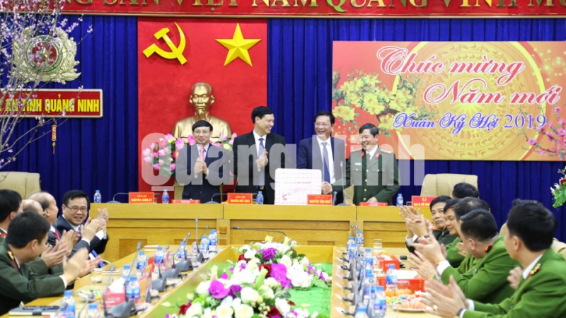 Các đồng chí lãnh đạo tỉnh chúc tết lực lượng Công an Quảng Ninh (4-2-2019). Ảnh: Nguyễn Thanh