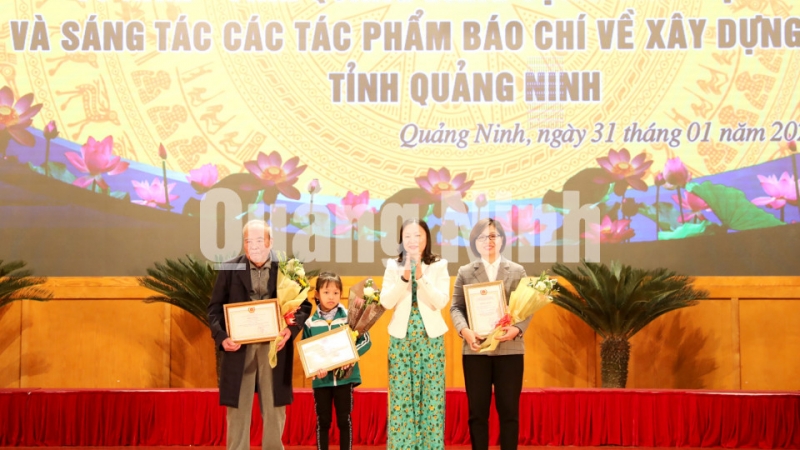 Trao giải cho tác giả cao tuổi nhất và tác giả trẻ tuổi nhất 2 cuộc thi (1-2020). Ảnh: Thu Chung