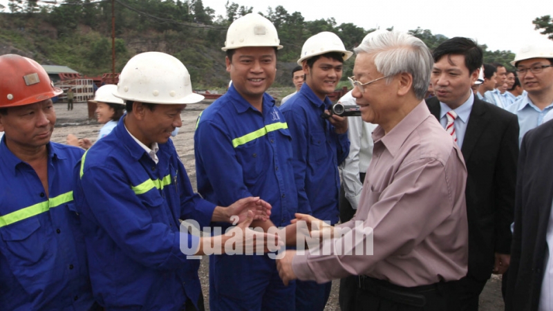 Đồng chí Tổng Bí thư trò chuyện với công nhân đang thực hiện thi công dự án mỏ hầm lò Núi Béo.