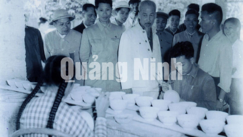 Chủ tịch Hồ Chí Minh thăm dây chuyền sản xuất bát tại Xưởng gốm sứ Dụ Phong.