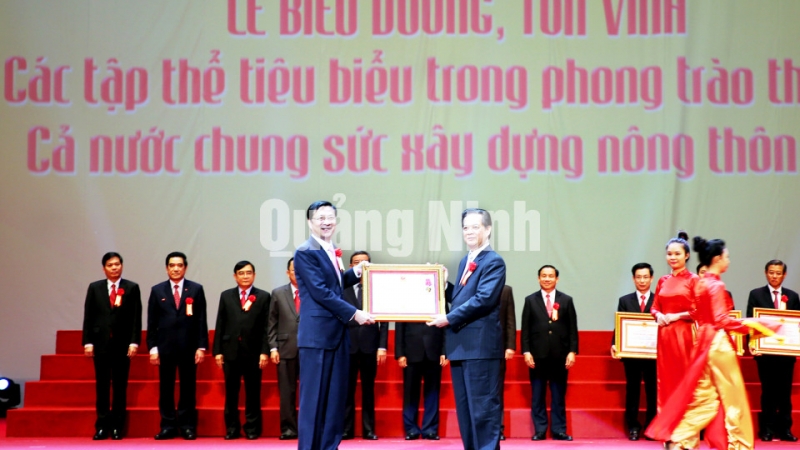 Đồng chí Nguyễn Tấn Dũng, Ủy viên Bộ Chính trị, Thủ tướng Chính phủ, Chủ tịch Hội đồng Thi đua khen thưởng Trung ương trao Huân chương Lao động hạng Nhất cho tỉnh Quảng Ninh.