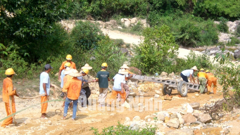 Vận chuyển cột điện để thi công đường điện tại xã Quảng Lâm, huyện Hải Hà (tháng 3-2013) - một trong những công trình thuộc Dự án đầu tư xây dựng lưới điện nông thôn giai đoạn II. Ảnh: Hoàng Nga