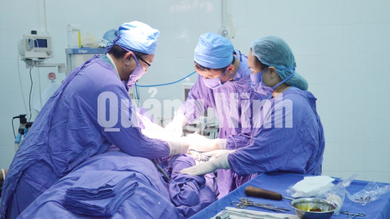 Phẫu thuật xương cánh tay tại Bệnh viện Đa khoa khu vực Tiên Yên. Ảnh: Quỳnh Hương