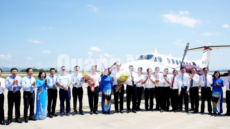 Các đồng chí lãnh đạo tỉnh Quảng Ninh chúc mừng phi hành đoàn máy bay King Air 350 (11-7-2018). Ảnh: Hùng Sơn