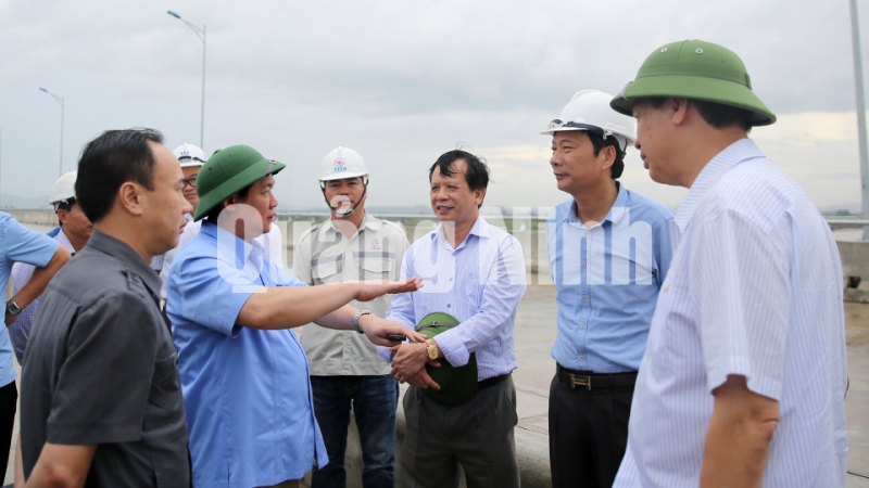 Phó Thủ tướng Chính phủ Vương Đình Huệ, lãnh đạo tỉnh Quảng Ninh kiểm tra tiến độ thi công cầu Sông Chanh.