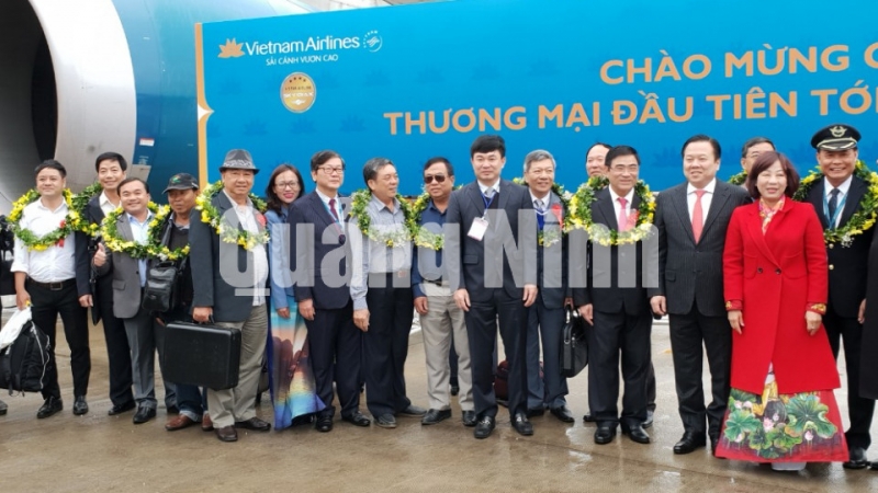Lãnh đạo tỉnh chúc mừng những hành khách đầu tiên trên chuyến bay Vietnam Airlines xuất phát từ Nội Bài đáp xuống Vân Đồn (30-12-2018). Ảnh: Đỗ Phương