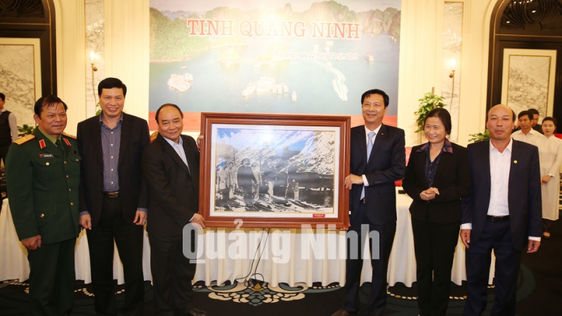 Tỉnh Quảng Ninh tặng Thủ tướng bức ảnh Bác Hồ thăm mỏ Đèo Nai.
