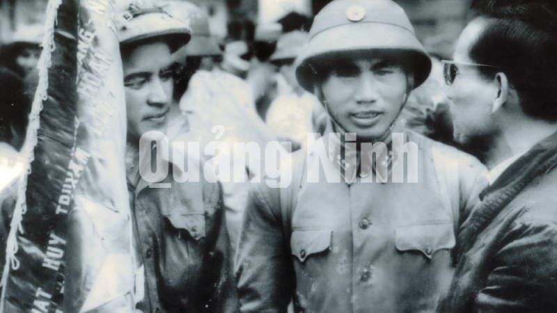 Chủ tịch UBND tỉnh Nguyễn Ngọc Đàm (bên phải) thăm hỏi, động viên cán bộ, chiến sĩ trước giờ xuất quân. Ảnh: Quang Sơn