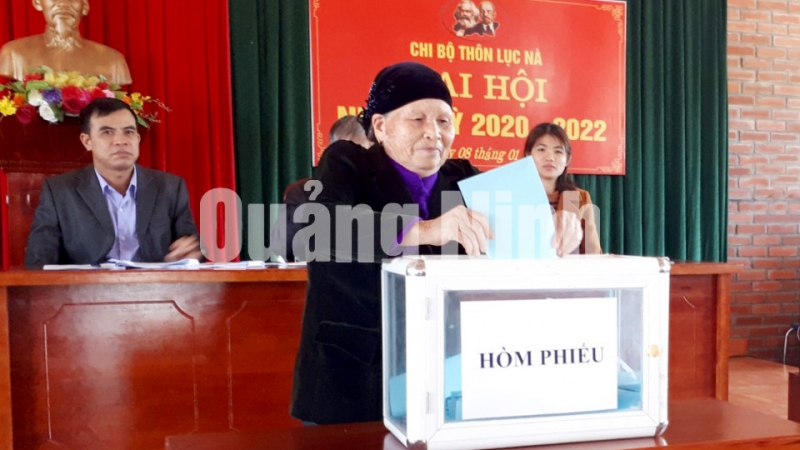 Đại biểu bỏ phiếu bầu Bí thư chi bộ thôn Lục Nà (xã Lục Hồn, huyện Bình Liêu) nhiệm kỳ 2020 - 2022 (1-2020). Ảnh: Thu Chung