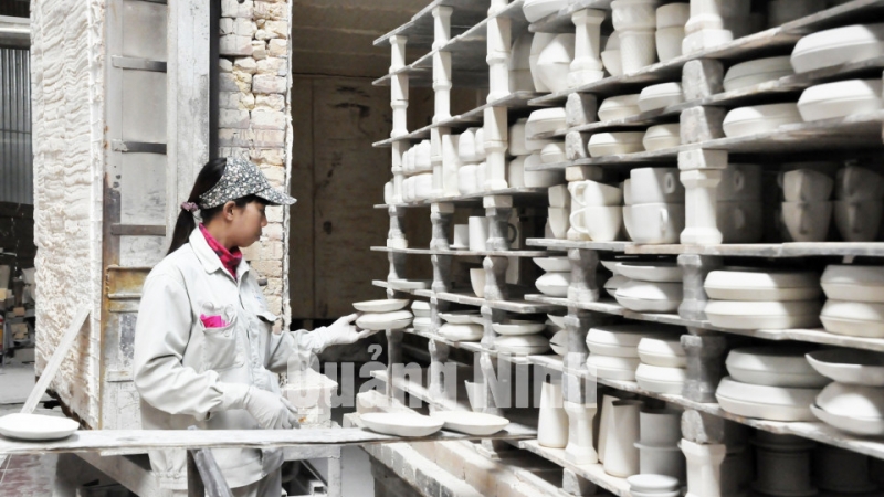 Các sản phẩm gốm sứ được kiểm duyệt chặt chẽ trước khi đưa vào lò nung (12-2017). Ảnh: Minh Đức