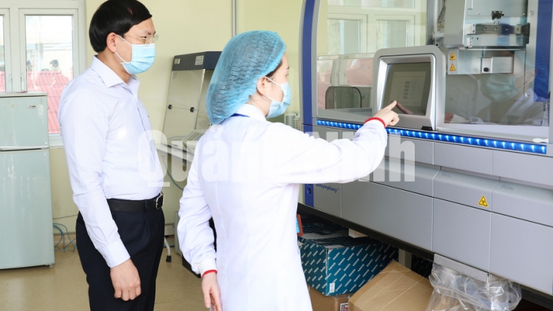 Đồng chí Bí thư Tỉnh ủy kiểm tra hệ thống máy RT-PCR (2-2020). Ảnh: Đỗ Phương